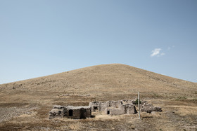 در روستای قشلاق گجل تنها یک نفر باقی مانده است؛ حتی کابل‌های برق را برده‌اند و تیر چراغ برق هم بی‌برق است.
