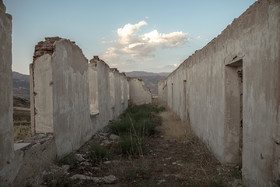 روزگاری این دیوارهای سفیدِ بی‌سقف، ساختمان محل تحصیل کودکان روستای گهزان را شکل می‌داده که امروز از آن جز ویرانه‌ای باقی نمانده است.