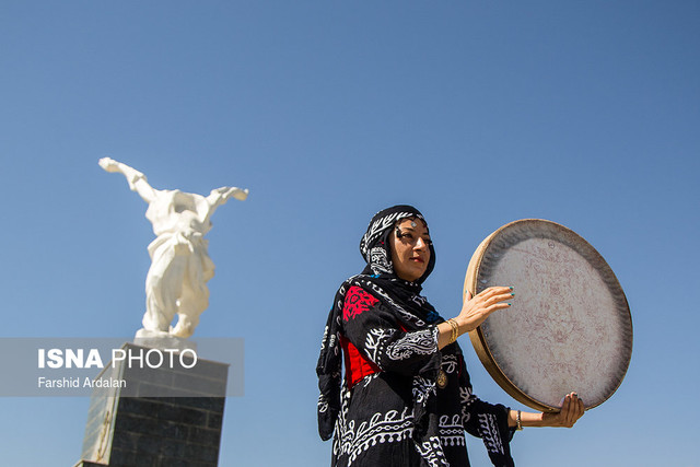 کارنوال دف نوازی در سنندج/عکس تزیینی است چرا آقایان میتوانند ولی بانوان نه؟