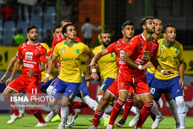 دیدار تیم‌های فوتبال صنعت نفت آبادان و پرسپولیس