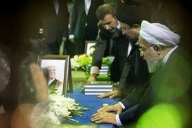 حسن روحانی بر سر مزار اکبر هاشمیرفسنجانی در مراسم تجدید میثاق اعضای هیأت دولت با آرمانهای امام خمینی (ره)