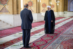 حسن روحانی بر سر مزار شهدای ۷۲ تن، محمدجواد باهنر و محمدعلی رجایی در حاشیه مراسم تجدید میثاق اعضای هیأت دولت با آرمانهای امام خمینی (ره)