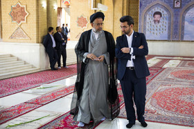 محمدجواد آذری جهرمی و محمود علوی بر سر مزار شهدای ۷۲ تن، محمدجواد باهنر و محمدعلی رجایی در حاشیه مراسم تجدید میثاق اعضای هیأت دولت با آرمانهای امام خمینی (ره)