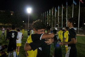 همدردی بازیکن تیم فوتبال پرشین فرحزاد به بازیکن سقز کردستان به خاطر باخت تیماش در چهارمین دوره مسابقات فوتبال لیگ پرشین