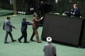 درگیری لفظی لاهوتی،نماینده لنگرود و عزیزی نماینده شیروان در جلسه استیضاح وزیر اقتصاد