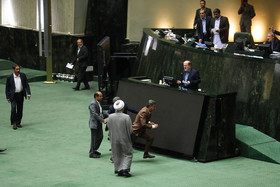 درگیری لفظی لاهوتی،نماینده لنگرود و عزیزی نماینده شیروان در جلسه استیضاح وزیر اقتصاد