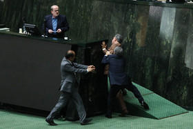 درگیری لفظی لاهوتی،نماینده لنگرود و عزیزی نماینده شیروان در جلسه استیضاح وزیر اقتصاد