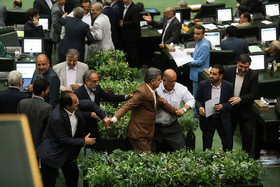 قاضی زاده نماینده ارومیه و عزیزی نماینده شیروان در جلسه استیضاح وزیر اقتصاد