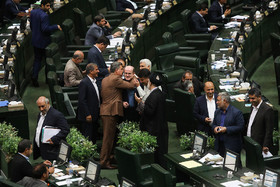 آشتی لاهوتی،نماینده لنگرود و عزیزی نماینده شیروان در جلسه استیضاح وزیر اقتصاد