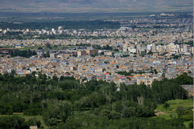 ساخت و سازهای غیرمجاز در باغات همدان: در حال حاضر در مناطقی از جمله سنگستان، آبشینه، گنجنامه، حیدره، دیوین و دره مراد بیگ که از جمله مناطق باغی شهر همدان است شاهد ساخت و سازهای غیر مجاز هستیم.