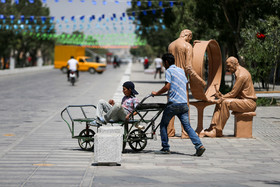 خیابان اکباتان یکی از شش خیابان منتهی به میدان تاریخی همدان است که در طرح پیاده راه‌سازی مدیریت شهری آثار تاریخی مانند تابوت خشتی و سفال بدست آمد اما اکنون شهرداری برای اجرایی کردن پروژه‌اش همه خیابان را سنگ‌فرش کرده و اکنون جایگاه مناسبی برای دستفروشان منطقه شده است.