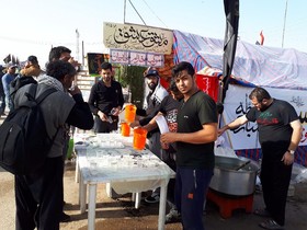 خدمت‌رسانی ایستگاه صلواتی حضرت ابوالفضل(ع) در مسیر برگشت به زائران اربعین