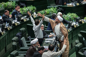 برخی نمایندگان مجلس با نشان دادن عدد دو، بر قانع نشدن خود از پاسخ‌های رییس‌جمهور تاکید می‌کنند.