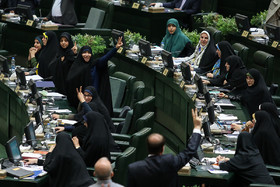 برخی نمایندگان مجلس با نشان دادن عدد دو، بر قانع نشدن خود از پاسخ‌های رییس‌جمهور تاکید می‌کنند.