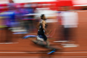 مدال طلای مسابقات دوومیدانی به گردن دونده قمی