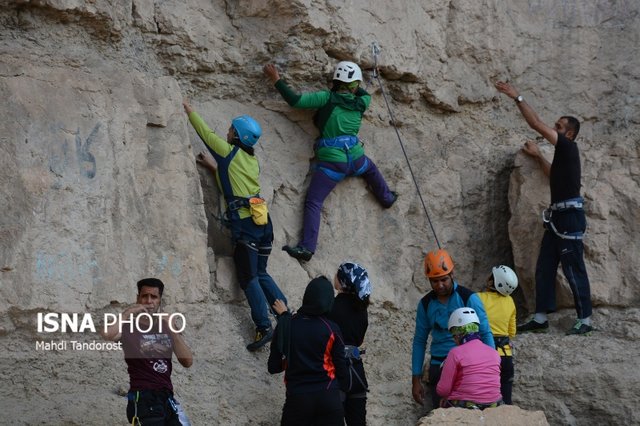 سنگنوردی بانوان از کوه سفید اصفهان به سالن ورزشی محدود شد