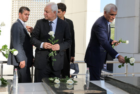محمد علی افشانی و سفیر عراق در حال ادای احترام به شهدای گمنام در حاشیه ی آیین اهتزاز پرچم ۱۰۰۰ متری یاحسین