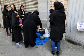 مراسم حلواپزان توسط زنان در بازار تهران