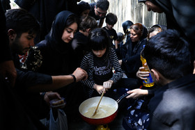 مراسم حلواپزان توسط زنان در بازار تهران