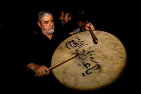 ابوعبدالزهرا یا حاج جواد کاشی فرزند شهید و برادر ۷ شهید، میاندار طبالان موکب عزاء نجف اشرف در شهر مقدس قم است.
