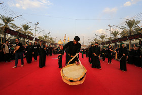 سوگواری عزاداران حسینی در شب عاشورا - کربلا