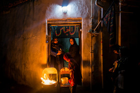 مردم با نذر و ذکر صلوات، شمعی را در سینی آتش میاندازند و بعد خرما را داخل ظرف میاندازند و در عوض چند دانه برنج برمیدارند و داخل کیسه همراهشان میریزند و همینگونه کوچههای تاریک روشن و تو در تو را پشت سر میگذارند و تا افروختن چهلمین شمع در چهلمین منبر، کارشان را ادامه میدهند.