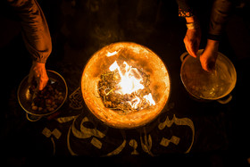 عزادارن شمعی را در سینی آتش می‌اندازند و بعد خرما را داخل ظرف می‌اندازند و در عوض چند دانه برنج برمی‌دارند و داخل کیسه همراهشان می‌ریزند.
