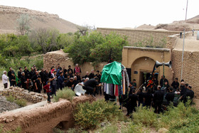 در مراسم پرسه زنی، مردان شَدّه را در کوچه پس کوچه‌های روستای «شواز» یزد می‌گردانند و با نوحه خوانی به عزاداری می‌پردازند. شَدّه که نماد سر امام حسین«ع» است با پارچه های رنگین تزیین شده است.