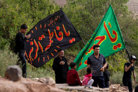 حاج حسین ، یکی از قدیمی های روستا که همچنان به شهر مهاجرت نکرده است، در مراسم پرسه زنی به همراه سایر اهالی روستای «شواز» یزد سینه می‌زند.
