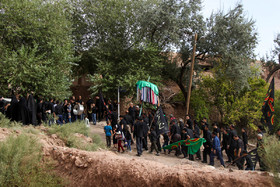 در مراسم پرسه زنی، مردان شَدّه را در کوچه پس کوچه‌های روستای «شواز» یزد می‌گردانند و با نوحه خوانی به عزاداری می‌پردازند.
