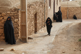 پیرزن‌های روستای «شواز» در گوشه کنار کوچه‌ها با کاروان پرسه زنان همراهی می‌کنند.
