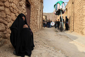 زن‌های قدیمی روستای «شواز» یزد برای تماشای عبور کاروان پرسه زنان، از خانه به کوچه می‌آیند.
