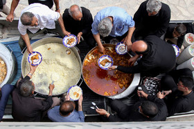 پذیرایی از عزاداران حسینی در ظهر عاشورا در روستای «شواز» یزد
