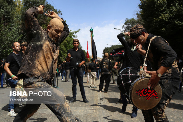 مراسم عزاداری عاشورای حسینی در شهر بیجار فقط مانده برای عزاداریها گیتار بیاورند!