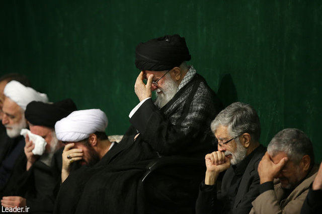 برگزاری مراسم عزاداری شام غریبان با حضور رهبر معظم انقلاب در حسینیه امام خمینی(ره)