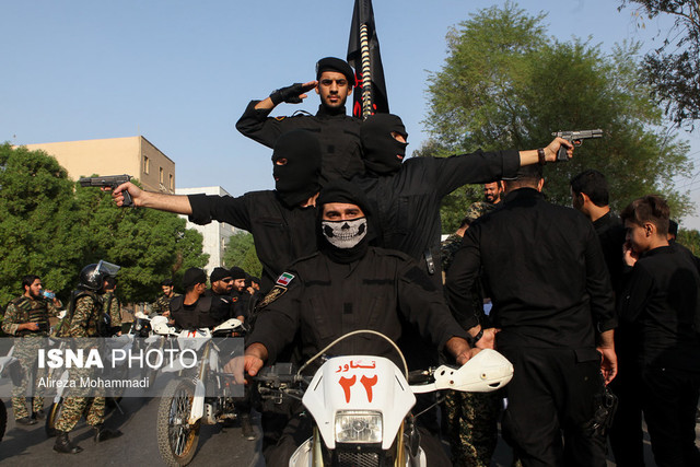 عکس: رژه نیروهای مسلح در اهواز وظیفه رسانه در حوادث تروریستی چیست؟