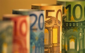 یورو کاهش یافت، اما دلار...