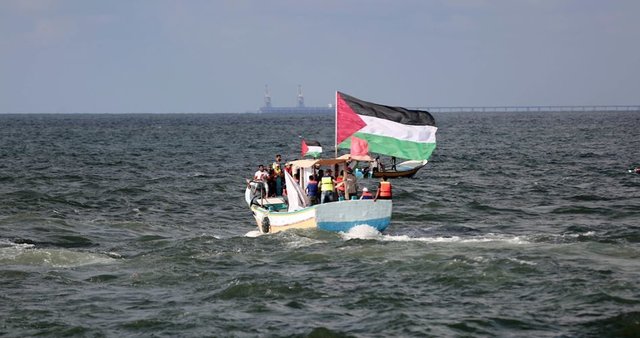 شهادت یک فلسطینی و زخمی شدن ۹۰ تن در جریان سرکوب راهپیمایی دریایی غزه