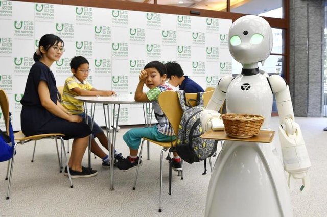 خدمت ربات‌ها به معلولین در کافه‌های توکیو