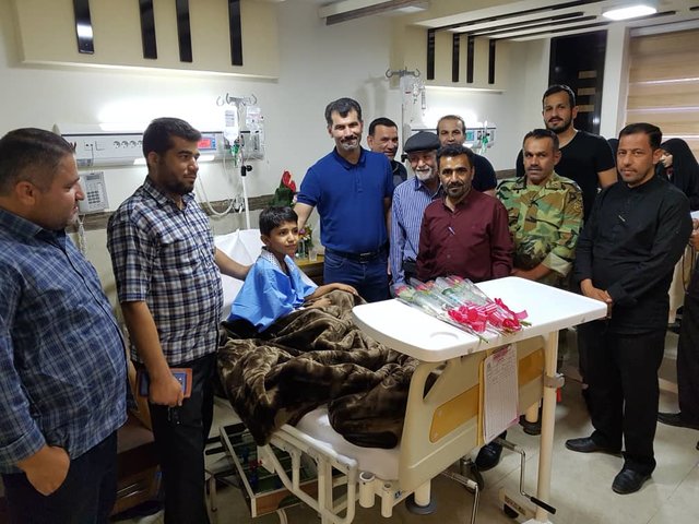 عیادت اعضای تیم فوتبال استقلال خوزستان از مجروحان حمله تروریستی اهواز