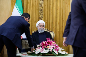 رییس جمهوری در بازگشت از سفر خود به مقر سازمان ملل متحد در نیویورک، سردیس سرباز هخامنشی را که به طور غیرقانونی از ایران خارج شده بود، بازگرداند.