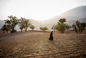 زن روستایی در زمین کشاورزی، روستای دلی