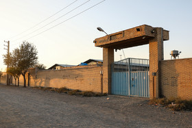 ورودی انبار ادعایی نخستوزیر اسرائیل در روستای تورقوزآباد که افردا داخل این انبار اجازه ورود و عکاسی از داخل انبار را ندادهاند.