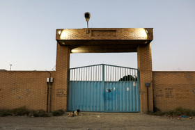 ورودی انبار ادعایی نخستوزیر اسرائیل در روستای تورقوزآباد که افردا داخل این انبار اجازه ورود و عکاسی از داخل انبار را ندادهاند.