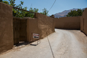  ورودی "شهر زیر زمینی کرد علیا" در روستای کرد علیا شهرستان تیران