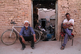 مغازه اوراقی در بازار کرمان که صاحب مغازه با دوستش  نشسته است او که سال‌ها در بازار کرمان مغازه دارد، نامش را نگفت اما گفت ۳۰ تا ۴۰ سال است که با این اوراقی‌ها سرگرم هستم.
