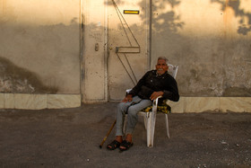 مردی مسن که توانایی صحبت کردن ندارد و با لکنت صحبت می‌کند، در یکی از کوچه های شهر کرمان ساعاتش را با نشستن در کوچه می‌گذراند.
