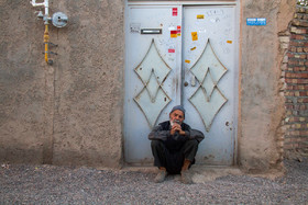 کابوس تنهایی شاید اولین معضل سن پیری باشد. درواقع از میان مسائل سالمندان، احساس تنهایی آن‌ها، نیاز به توجه ویژه دارد، چراکه سالمندان آن‌را بنا به دلایل مختلف از قبیل نقص‌های جسمی و از دست دادن نزدیکان و کمرنگ شدن ارتباطات، تجربه می‌کنند. بخشی از جمعیت سالمند به دلیل از دست دادن همسر، سال‌های واپسین عمر خود را در تنهایی می‌گذرانند. این سالمندان تنها نسبت به سایر سالمندان که متأهل و مستقل هستند، ازلحاظ جسمانی و روانی آسیب‌پذیرترند.
