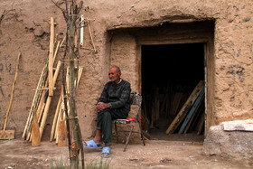 سالمندان، در روزگاری دیگر و در شرایط و آدابی متفاوت پرورش یافته‌اند و دل بسته سنت‌های خود هستند و بدین دلیل، نمی‌توانند بی مهری نسل جدید را به سنت‌های قدیم بپذیرند. جوانان نیز در محیط‌هایی نو و تحت تأثیر عوامل جدیدی رشد کرده‌اند. از این رو باگرایش‌های تازه و نوجویی‌های گاه افراطی، با سنت‌ها به ستیز برمی‌خیزند. این سنت گرایی از یک سو و نوگرایی از سوی دیگر، بستر مناسبی برای پدید آمدن بحرانی در درون خانواده و اجتماع است.
