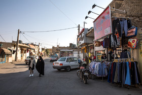 حدود ۳۰ درصد اهالی روستا را در حال حاضر مهاجران افغانستانی تشکیل می‌دهند که با خانواده‌هایشان در خانه‌های فرسوده منطقه ساکن شده‌اند
